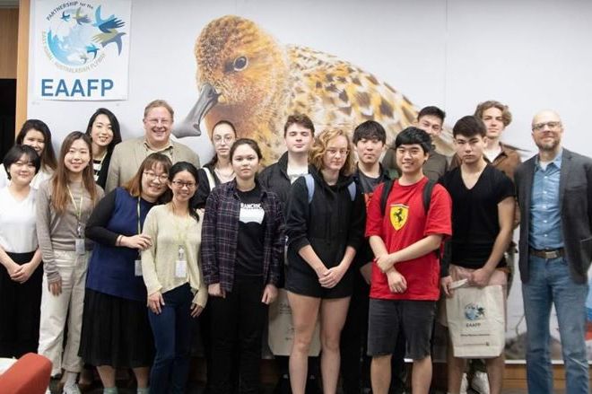 Schüler der Deutschen Schule Seoul International mit Mitarbeitern der EAAFP und Dr. Seliger von der Hanns-Seidel-Stiftung Korea