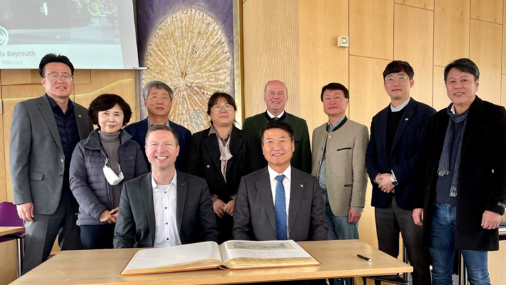 District Administrator Florian Wiedemann and District Administrator Ham, Myong-Jun with his delegation in the District Office Bayreuth, in the back in the middle Hartmut Koschyk (State Secretary/MdB a.D.) and beside him Young-Soo KIM (HSF Korea)
