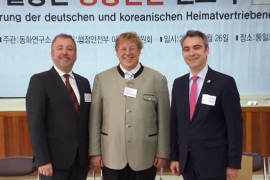 From the left: Dr. Bernd Fabritius (BdV), Dr. Bernhard Seliger (HSF), Stephan Rauhut (Association of Silesian Germans)