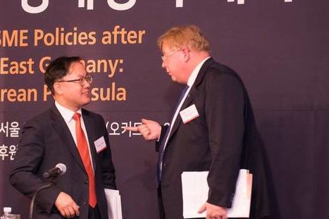 Dr. Seliger (HSS) Spricht mit Dr. Jeong Hyung-gon, Vizepräsident des KIEP
