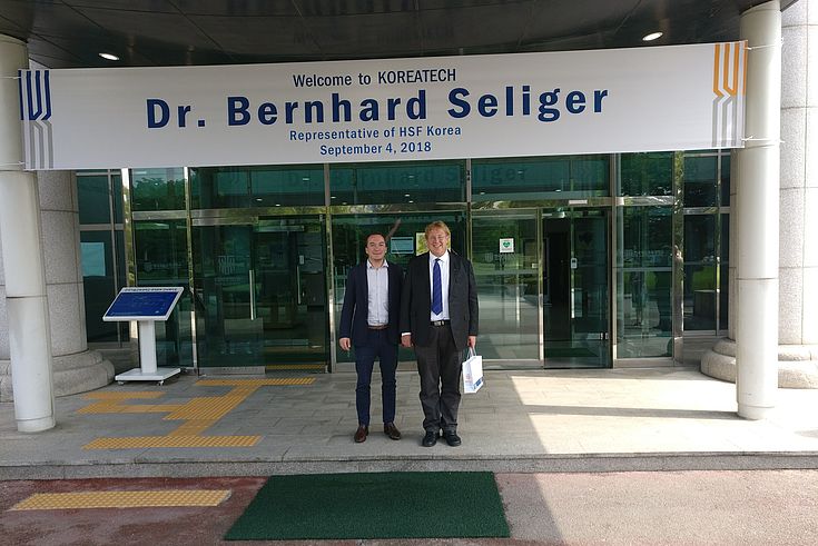 Dr. Bernhard Seliger, der Vertreter der HSS Korea und Felix Glenk, Projektleiter für DPR Korea, wurden bei KoreaTech begrüßt.