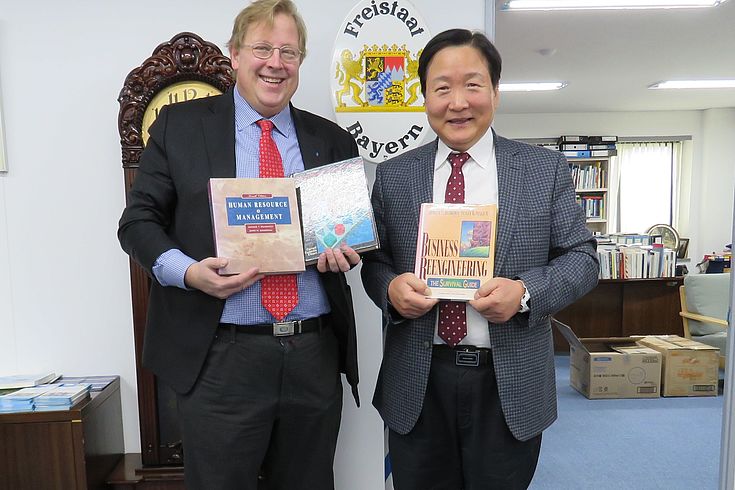 Prof. Dr. Seong Kook Kim übergab seine Bücherspende an Dr. Seliger, Repräsentant der HSS Korea.