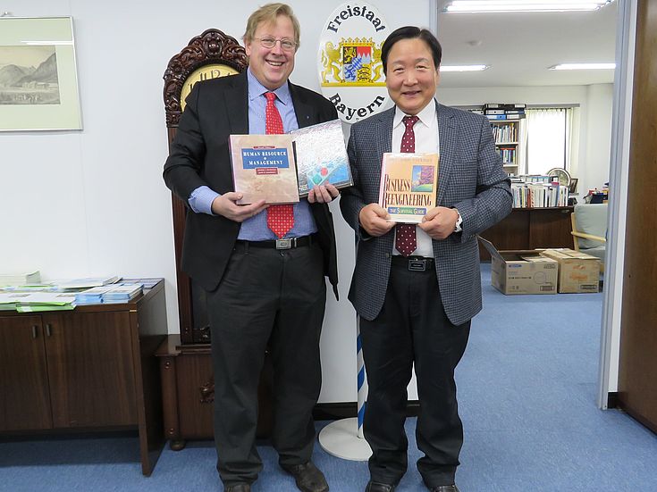 Prof. Dr. Seong Kook Kim handed his donation over to Dr. Seliger, representative of the HSF Korea.