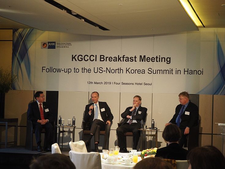 Von links: Leutnant General (ret.) Chun In-bum, H. E. Stephan Auer (Deutscher Botschafter in Seoul), Tony Michell Ph.D (Korea Associates Business Consultancy), Dr. Bernhard Seliger (HSS Korea)