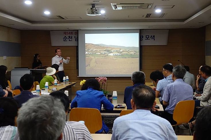 Felix Glenk, Projektmanager für Nordkorea der HSS Korea, referierte über die Arbeit der internationalen Akteure zum Umweltschutz in Nordkorea in den letzten Jahren.