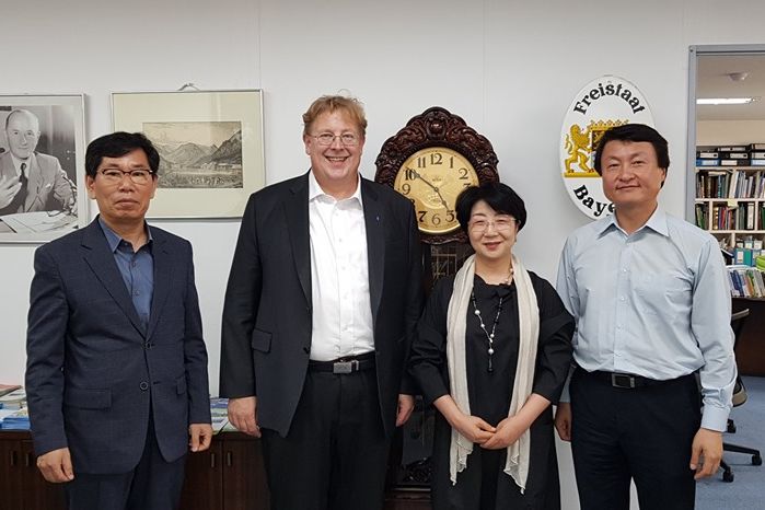 Dr. Kang Namsik und Jung Hunchan zu Besuch im Büro der Hanns-Seidel-Stiftung Seoul