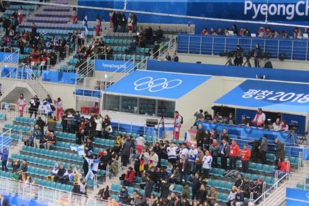 Zufriedene Fans, aber nur halbleere Ränge - eine Folge der Politik des IOC und Südkoreas bei der Kartenvergabe.