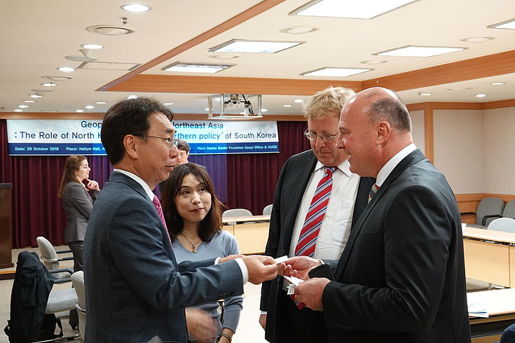 Prof. Youn Ik Joong (HUFS), Prof. Seiko Mimaki (Takasaki City University of Economics), Dr. Bernhard Seliger (HFS) und Hartmut Koschyk (One Korea Foundation)