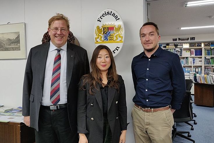 Keumhwa Kim, Felix Glenk und Dr. Seliger im Büro der Hanns Seidel Stiftung Korea