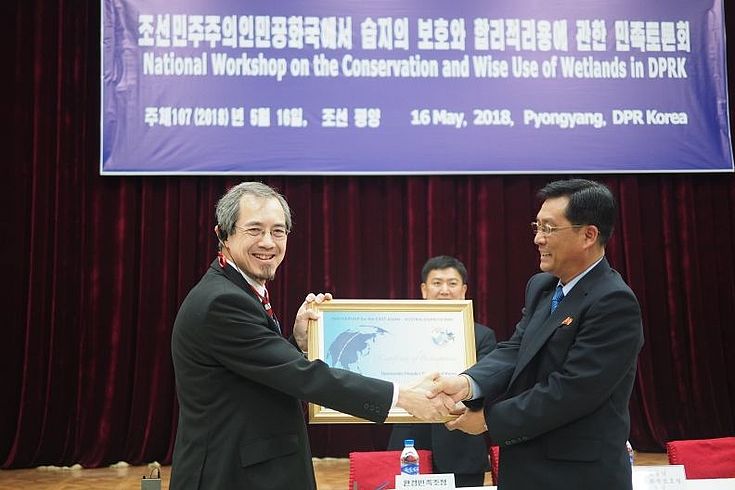 Dr. Lew Young, Leiter der EAAFP, überreichte Vize Minister Jong die Partnerschaftsdokumente.