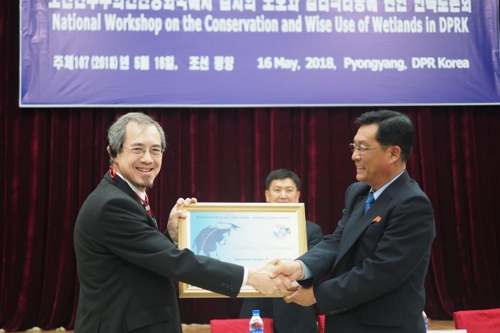 Dr. Lew Young, Chief Executive of the EAAFP, in a ceremony handed out the partnership documents to Vice Minister Jong.