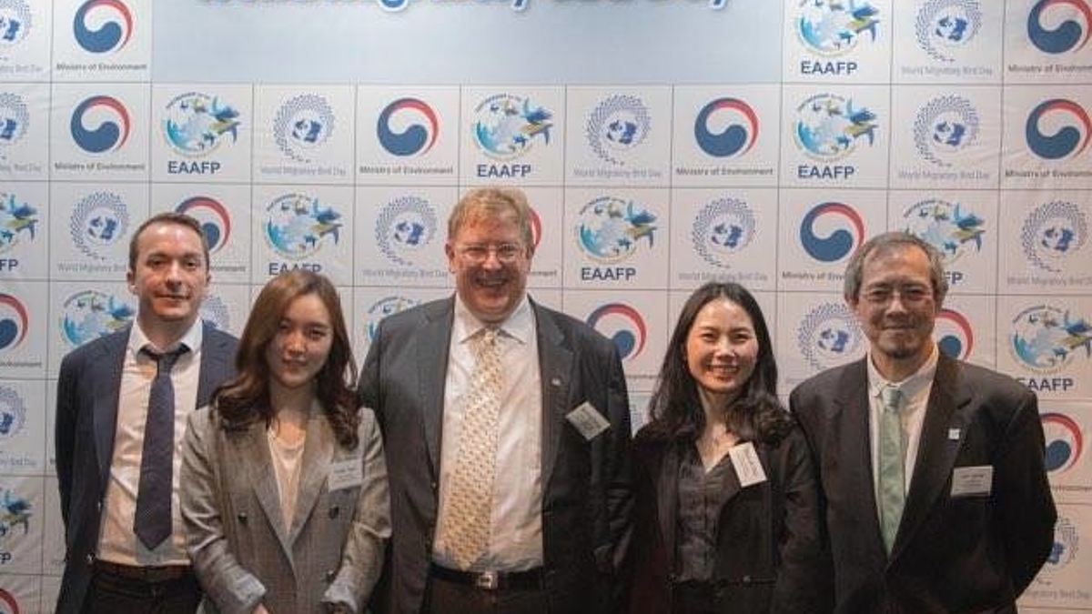 From left: Felix Glenk, Yeobin Yoon, Dr. Bernhard Seliger and Dr. Choi Hyun Ah from HSS Korea, and Lew Young, Chief executive of East Asian-Australasian Flyway Partnership Secretariat
(Photo Credit: Eugene Cheah)