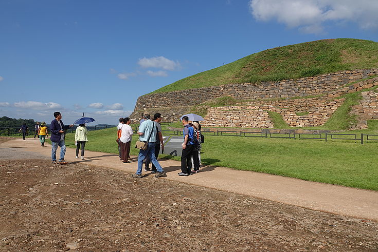 The participants visiting the Horogoru fortress