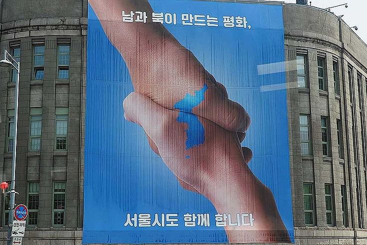 In der Abschlusserklärung bekräftigen Nord- und Südkorea, nie wieder gegeneinander Krieg führen zu wollen. Propagandaaktionen, etwa per Radio oder Flugblätter, sollen eingestellt, die Lage an der Grenze friedlicher gestaltet werden.