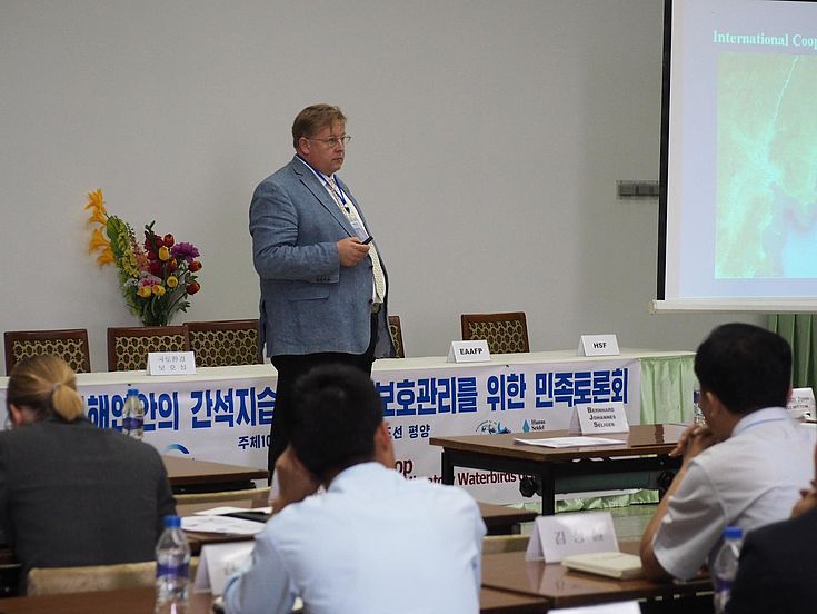 한스 자이델 재단 한국 사무소 대표 베른하르트 젤리거 박사는 환경 분야에서 북한과의 국제협력에 관한 발표를 진행하였다