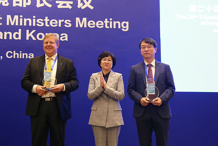 South Korean Environment Minister with the Laureats from Korea from left to right: Dr Bernhard Seliger (HSF Korea), Environment Minister  Kim Eunkyung, Prof Kim Chol-Hee