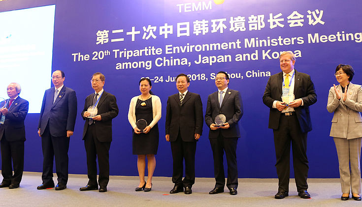 The Environment Minister and Laureats: 2nd from left Masaharu Nakagawa, Japanese Environment Minister; 5th from left Li Ganjie, Chinese Environment Minsiter, 7th from left Dr Bernhard Seliger, Hanns Seidel FOundation Korea, 8thfrom left Kim Eunkyung, South Korean Environment Minister