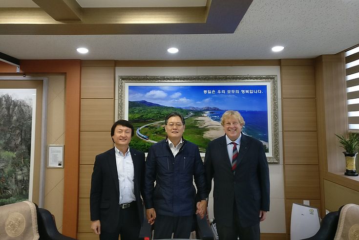 Lee Kyong-il, der neu gewählte Bezirksvorsteher von Goseong, mit Dr. Seliger (rechts) und Kim Young-Soo (links) von HSS
