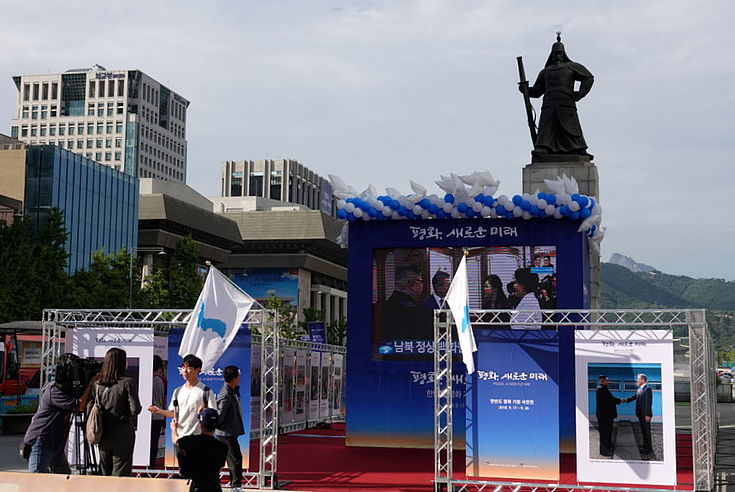 Vor der Admiral Yi Sun Shin's Statue wurde ein temporärer Stand aufgebaut, der an den 27. April 2018 erinnern soll, wo sich Moon Jae-in und Kim Jong-un zum ersten Mal die Hände schüttelten.
