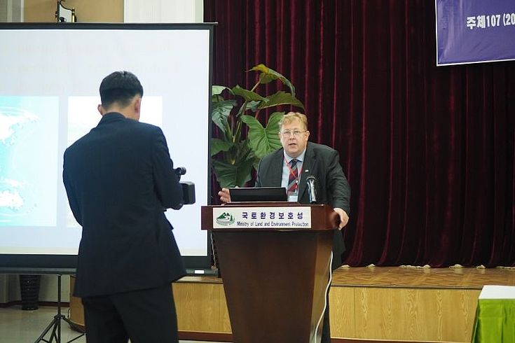 Dr. Bernhard Seliger of HSF Korea looked into issues of international environmental cooperation with the DRPK.
