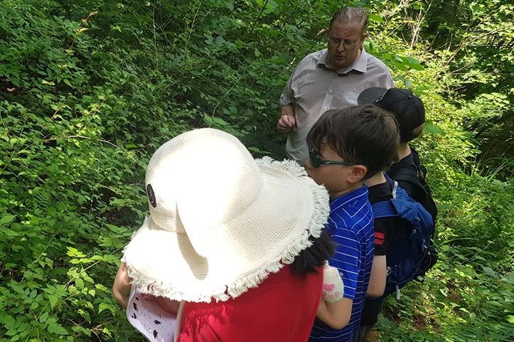 Kinder erkunden den Eco Trail.