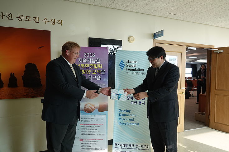 Dr. Bernhard Seliger (HSF) and Jeon Byeong-Gil (UniKorea Foundation)