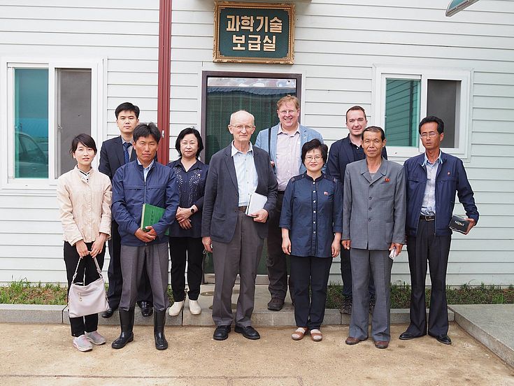 Ein Gruppenfoto im Trainingszentrum an der zentralen Baumschule in Pjöngjang