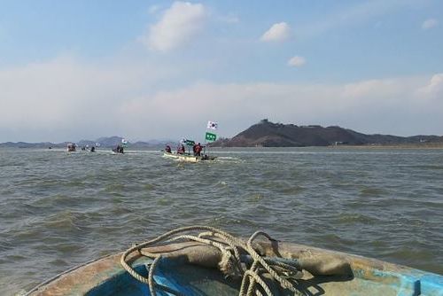 Han-Mündung - ein Blick von einer Bootsfahrt Anfang April. Die Berge am Horizont gehören bereits zu Nordkorea.