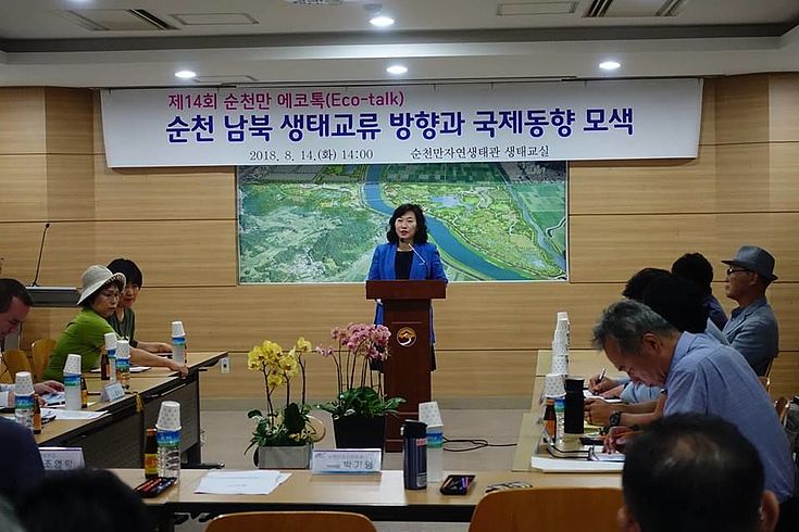 Professor Park Ky Young von der Suncheon National University eröffnet die Veranstaltung.