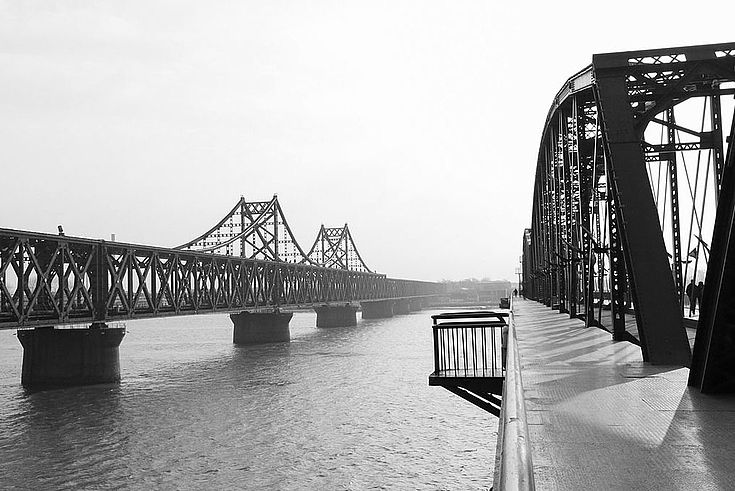 Chinesisch-nordkoreanische Freundschaftsbrücke über den Grenzfluss Yalu. Ein Großteil des Handels zwischen den beiden Ländern findet hier statt. Ob Handelssanktionen eingehalten werden, lässt sich nur schwer kontrollieren.