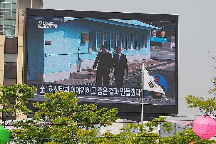 Zum ersten mal überschritten Kim Jong-Un und Moon Jae-In gemeinsam die innerkoreanische Grenze. Bleibt es bei schönen Gesten oder kommt Bewegung in den Prozess der Annäherung?