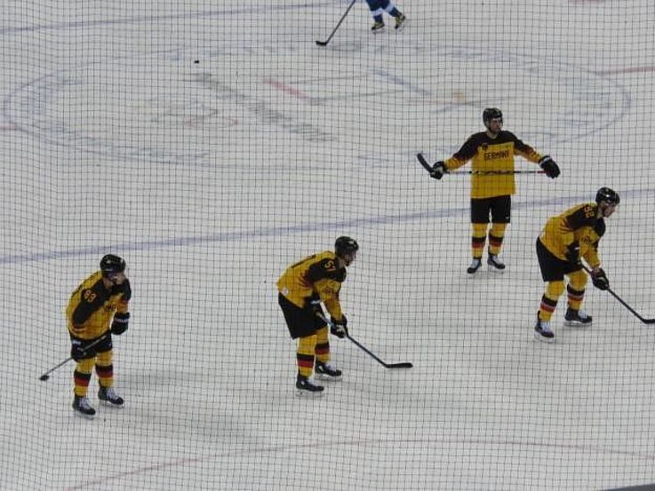 Das deutsche Eishockeyteam, das in dieser Olympiade zum ersten Mal seit sechszehn Jahren gegen Norwegen wieder einen Sieg errungen hat.