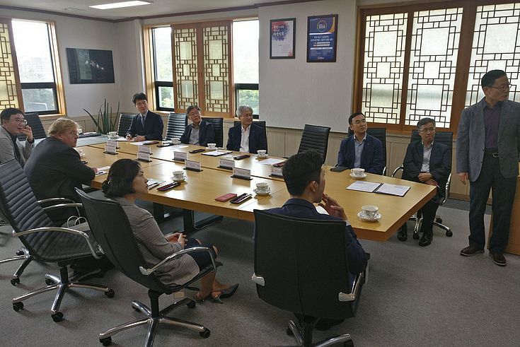 Während der Diskussion wurden auch die politischen Veränderungen und potenzielle Möglichkeiten angesprochen, wie KoreaTech, die Kaeseong Industrial District Foundation und die Hanns-Seidel-Stiftung Korea gemeinsam an der Förderung der Berufsausbildung in Nordkorea arbeiten können.