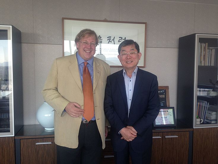 Dr. Bernhard Seliger und Dr. Hyun-Ah Choi besuchten am 24. Mai 2017 Herrn Kook-Hyuan Moon, Vorsitzenden und CEO der Hansoll Textile Ltd. und des New Paradigm Instituts.