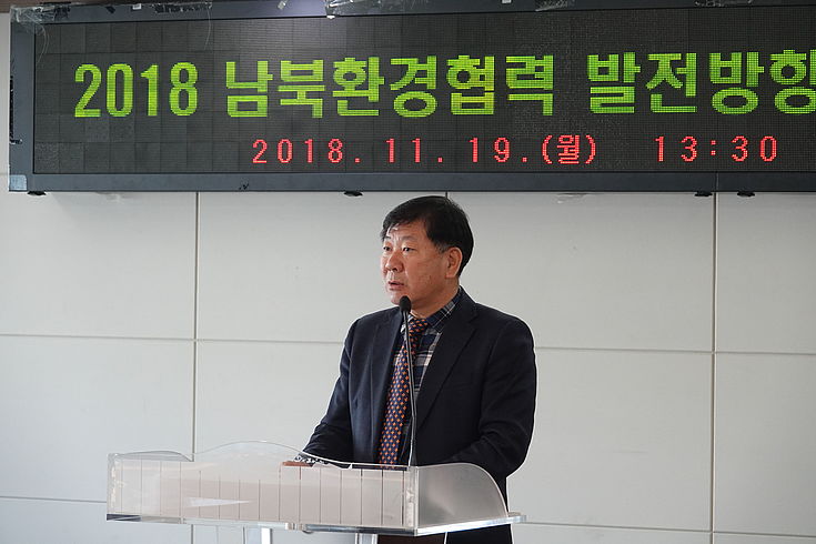 Park Jang-Gyu, Vize-Gouverneur des Landkreises Ongjin, bei seiner Begrüßungsrede