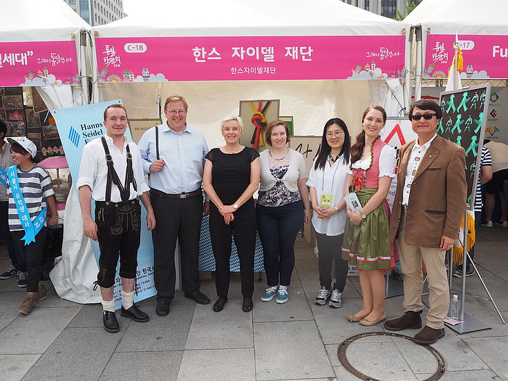 2016 통일박람회에서의 HSF 한국사무소; 왼쪽에서 두번째: HSF 한국사무소 대표 베른하르트 젤리거 박사, 왼쪽에서 세번째: HSF 국제협력팀장 수잔네 루터 박사