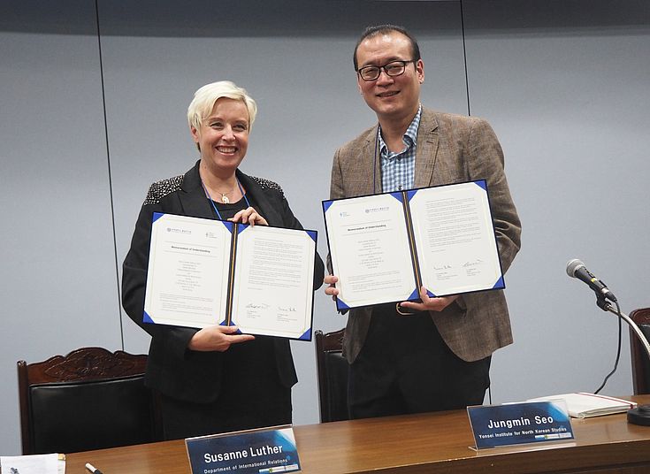 Dr. Susanne Luther der Hanns-Seidel-Stiftung und Prof. Jungmin Seo der Yonsei Universität unterzeichneten ein MoU bezüglich weiterer Zusammenarbeit der Institutionen.