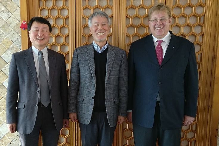 Von Links nach Rechts:  Kim Young-Soo (HSF Korea), Hon. You Min-Bong, Dr. Bernhard Seliger