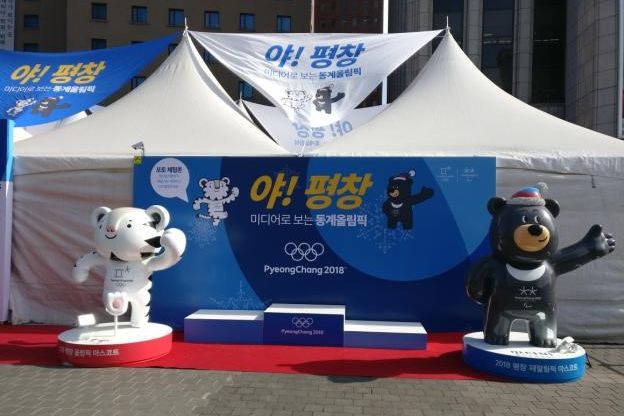 Soohorang (weißer Tiger) und Bandabi (Mondbär) sind die Maskottchen der Olympischen Spiele und der Paralympics - sie sind in der koreanischen Mythologie verwurzelt, insbesondere in der Gangwon-Provinz, wo die Olympischen Spiele stattfinden.