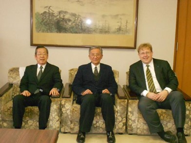 Prof. Chong zusammen mit Dr. Seliger in der Korea University in Tokio 2013.