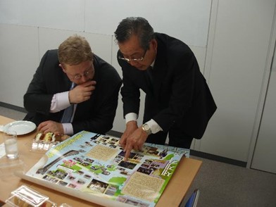 Prof. Chong zeigte Dr. Seliger 2016 verschiedene  Vogelarten in der DPRK